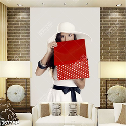 Tranh cô gái trẻ mở hộp quà đỏ