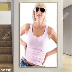 Tranh cô gái trẻ đeo mắt kính đen