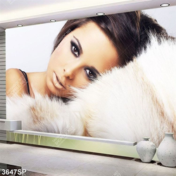 Tranh cô gái khoác áo lông trắng