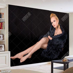 Tranh cô gái khoác áo choàng lông