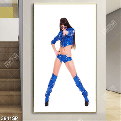 Tranh người đẹp mặc trang phục xanh sexy nổi bật