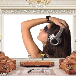 Tranh cô gái đeo tai nghe nhạc