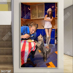 Tranh chàng trai cho cún ăn