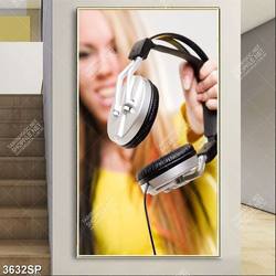 Tranh cô gái cầm tai nghe