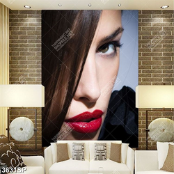 Tranh cô gái với đôi môi đỏ nổi bật