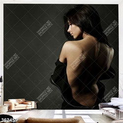 Tranh người mẫu khoe lưng trần gợi cảm