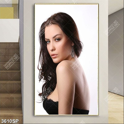 Tranh cô gái khoe vai trần gợi cảm