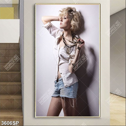 Tranh cô gái trẻ cá tính