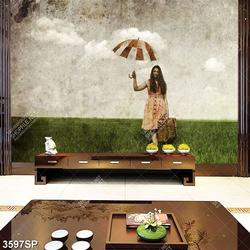 Tranh cô gái xách valy đứng trên cỏ