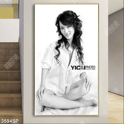 Tranh nghệ thuật trắng đen cô gái tóc xoăn