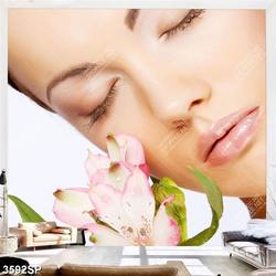 Tranh người đẹp nhắm mắt bên bông hoa