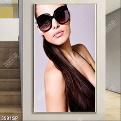 Tranh cô gái đeo mắt kính