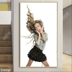 Tranh cô bé vui vẻ nghe nhạc