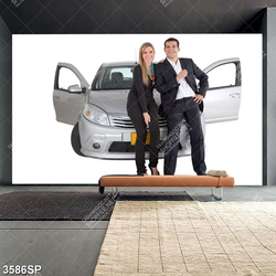 Tranh cặp đôi ngồi trước xe ô tô