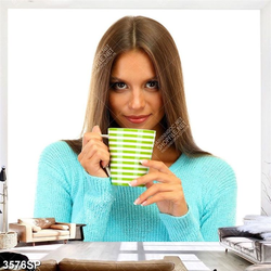 Tranh cô gái trẻ cầm chiếc cốc xanh lá