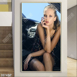 Tranh cô gái trẻ ngồi trong xe ô tô