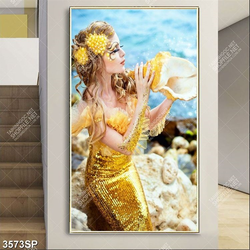 Tranh người đẹp cầm ốc biển