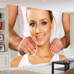 Tranh chàng trai xoa bóp vai cho cô gái