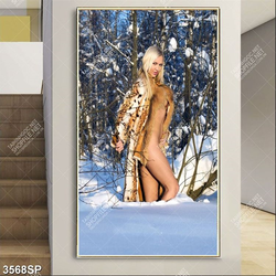 Tranh cô gái mặc áo choàng lông đứng trên tuyết