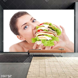 Tranh cô gái ăn bánh mỹ hambergơ