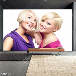 Tranh hai cô gái tóc ngắn