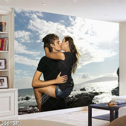 Tranh câp đôi ôm hôn bên bờ biển