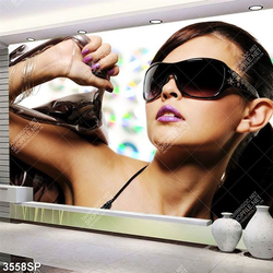 Tranh cô nàng đeo mắt kính cá tính