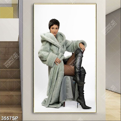 Tranh cô gái mặc áo choàng lông