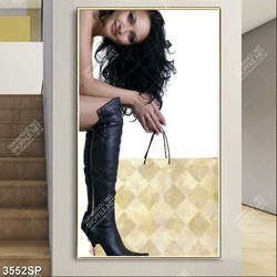 Tranh cô gái mang bốt đen