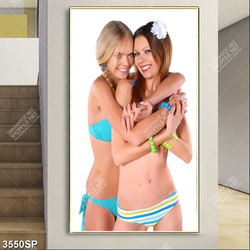 Tranh hai người đẹp mặc bikini cười rạng rỡ