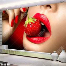 Tranh đôi môi đỏ cắn dâu tây