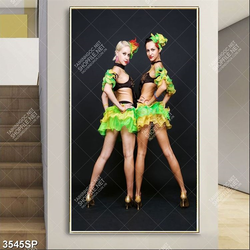 Tranh hai cô gái khoe chân dài