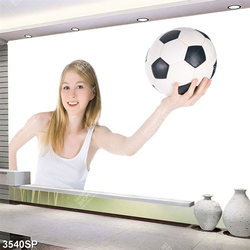 Tranh cô gái trẻ cầm trái bóng