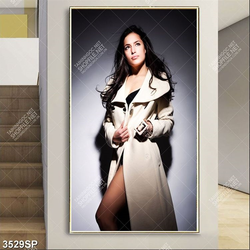 Tranh cô gái xinh đẹp mặc áo khoác măng tô dài