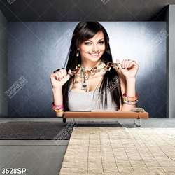 Tranh cô gái trẻ xinh đẹp