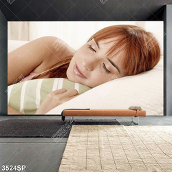 Tranh cô gái nằm nhắm mắt trên giường