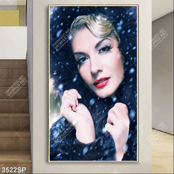 Tranh cô gái chùm chiếc áo mũ lông