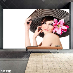 Tranh cô gái cài hoa ly đỏ trên mái tóc