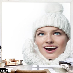 Tranh cô gái trẻ đội mũ len trắng
