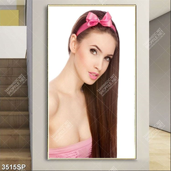 Tranh cô gái cài nơ hồng xinh xắn