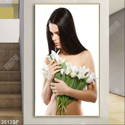 Tranh cô gái ôm bó hoa trắng che đi vòng một treo spa