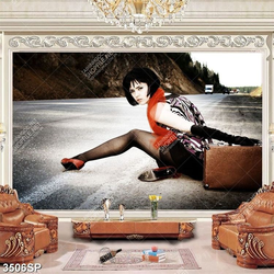 Tranh cô gái trẻ ngồi bắt xe bên đường