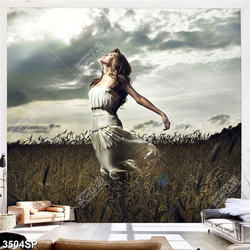 Tranh cô gái đứng giữa cánh đồng cỏ