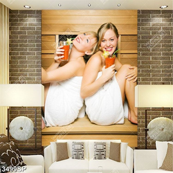 Tranh hai cô gái uống sinh tố trong phòng xông hơi