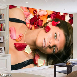 Tranh cô gái nằm bên những cánh hoa hồng