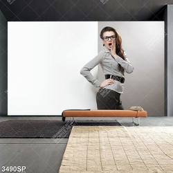 Tranh cô gái với biểu cảm gương mặt bất ngờ