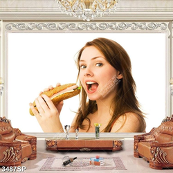 Tranh cô gái trẻ ăn bánh mỳ kẹp xúc xích