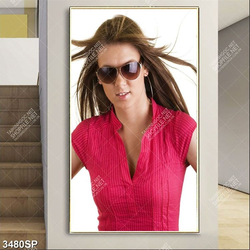 Tranh cô gái trẻ đeo mắt kính