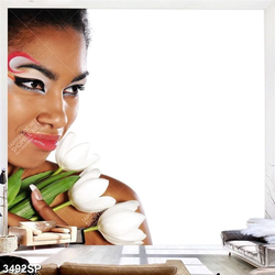 Tranh người đẹp da nâu cầm hoa trắng