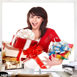 Tranh cô gái trẻ bên những hộp quà